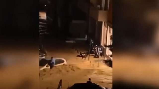 Moti i keq ‘godet’ Pejën/ Përmbytje masive, nëna e bir humbin jetën