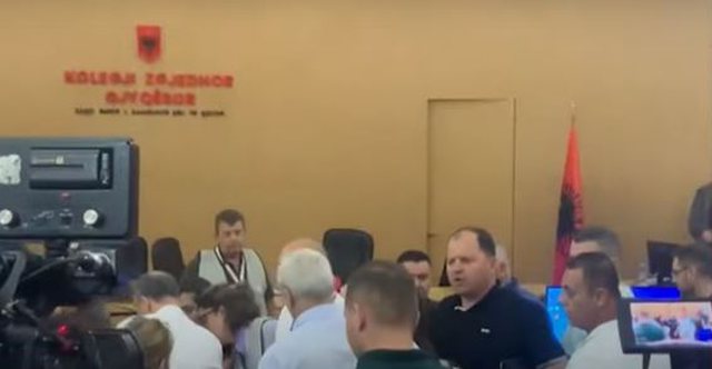 Mbledhja e Kolegjit Zgjedhor, incident mes Lefter Maliqit dhe përfaqësuesit të KQZ