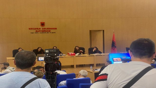 Rinumërimi i 18 qendrave të Kuçovës/ Hapen 4 kutitë e para, dalin 71 vota më shumë se sa ishin shënuar në procesverbal