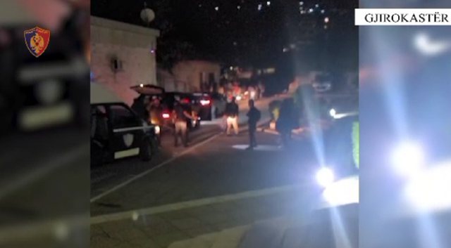 Transportonin 15 emigrantë të paligjshëm, 2 të arrestuar në aksin Gjirokastër-Tepelenë