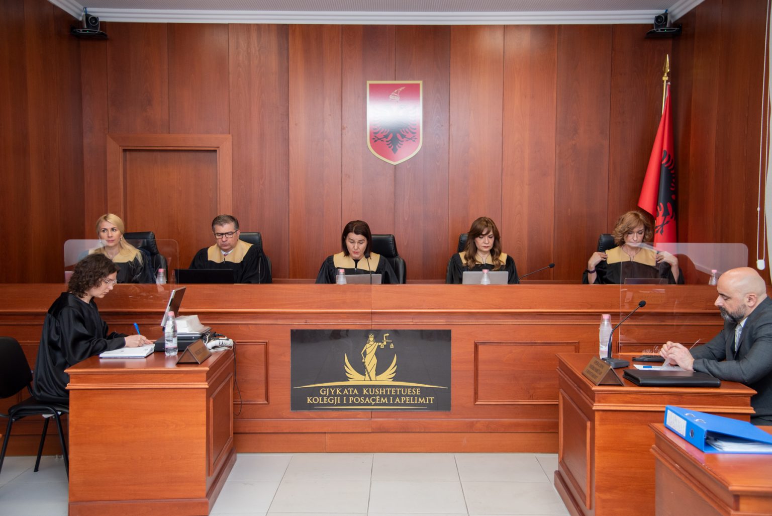 Komisioneri kërkon hetime në Kolegj për statusin e Majlinda Andreas