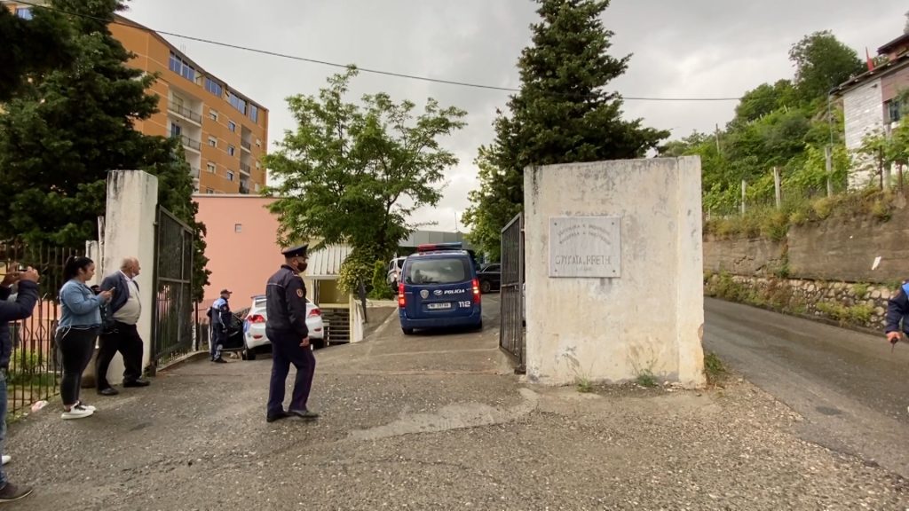 Gjykata dënon oficerin e policisë që shoqëronte Ervis Martinajn