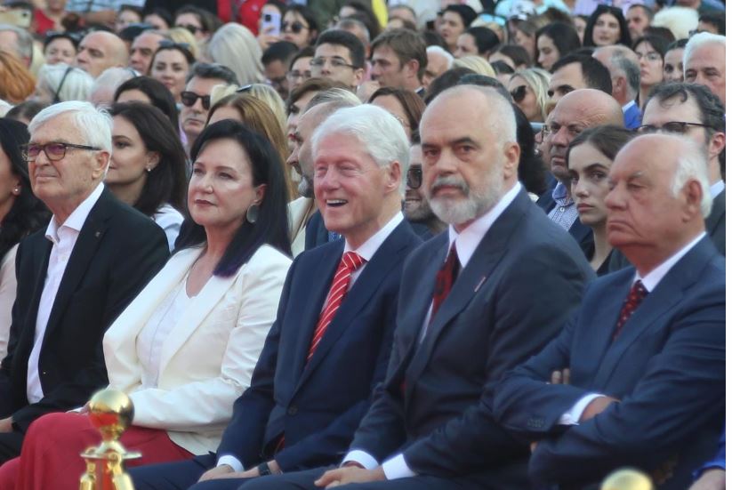 Pritja zyrtare për Presidentin Clinton, të pranishëm ish-krerët e shtetit. Mungojnë Begaj, Meta dhe Berisha