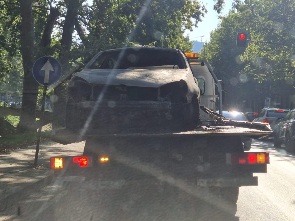 U gjet i djegur 25 minuta pas krimit, ky është automjeti i dyshuar i atentatorëve të Krujës ku u vra 29-vjeçari Ramazan Sino