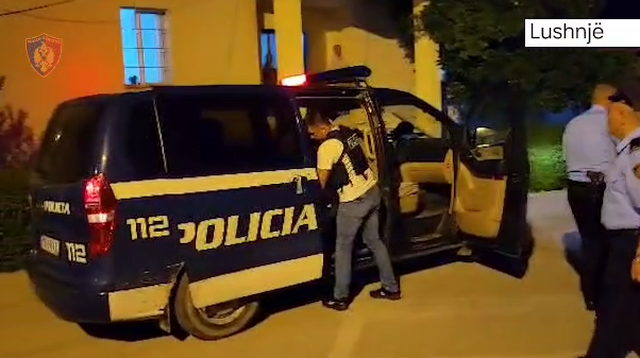 VIDEO- Të maskuar dhe me armë zjarri! Tentuan të grabisnin gjatë natës një banesë, 3 të arrestuar në Lushnje