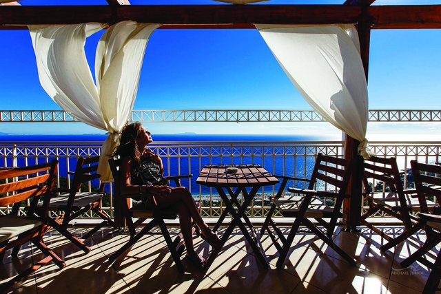 Turistët në Shqipëri/ Holandezët pinë më shumë alkool, anglezët dhe nordikët nuk kursehen, polakët dhe italianët më “kurnacët”