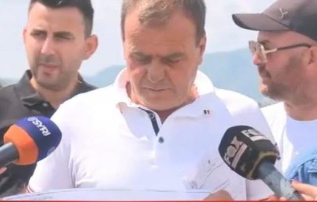 Banorët e Bërxullës dalin në protestë: Nuk kemi asnjë përgjigje për dëmshpërblimin, pronat tona po ndahen në dy pjesë