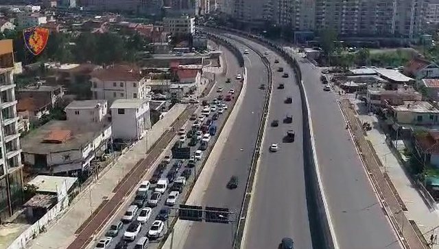 Nën SIGURI të lartë/ I rrethuar nga makinat e POLICISË, momente nga shoqërimi i ish-presidentit Clinton (VIDEO)