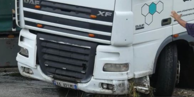 Aksident në Librazhd, trajleri del nga rruga