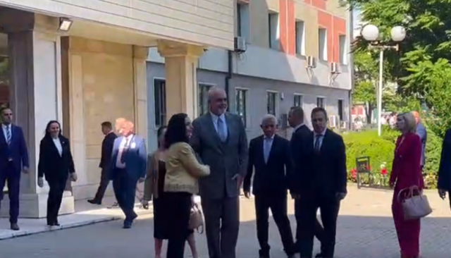 ‘O tradhëtar’- Ja si pritet Rama në Prishtinë, kryeministri ‘vëzhgon’ qytetarin