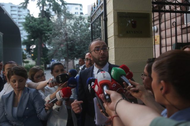 “Keni pasur presion nga qeveria?”/ SPAK kërkon arrestimin e Ahmetajt, Bardhi zbulon DETAJE nga mbledhja: I pyeta avokatët, a po bën Rama gjyq politik?