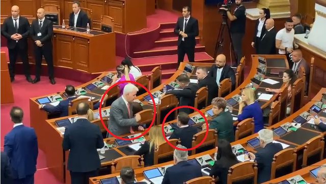 Ç’patën? Opozita e tensionuar, debate edhe brenda PS-së, Xhafaj diskuton ashpër me Braçen (VIDEO)