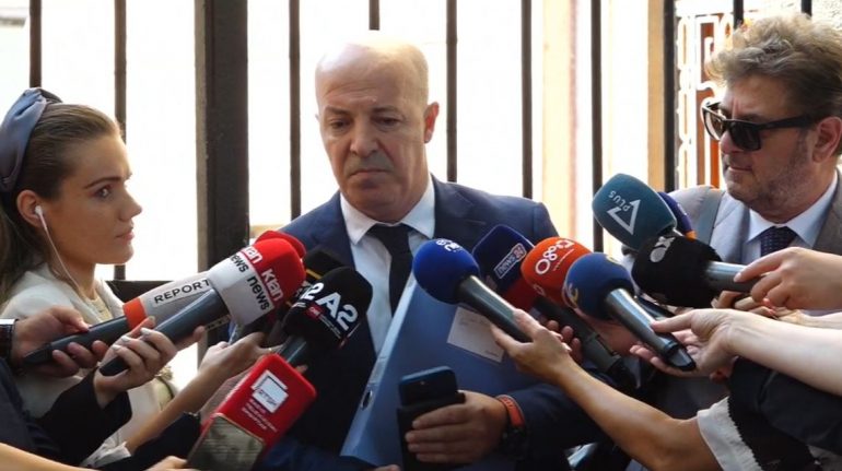 “Ahmetaj e ka nisur përballjen me drejtësinë”, avokati i ish-ministrit: Është e drejta e tij nëse vjen në Shqipëri ose jo