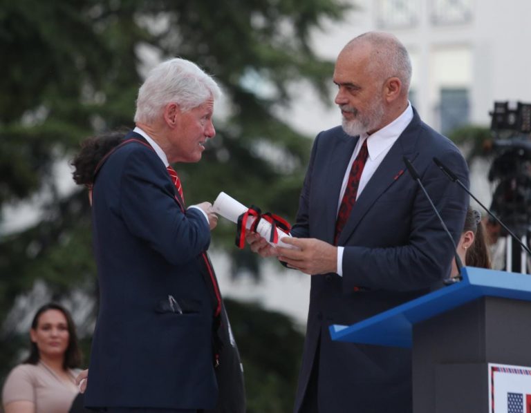 Pritja zyrtare në Tiranë/ Rama i dhuron ish-presidentit të SHBA, Bill Clinton ‘Yllin e Mirënjohjes për Arritjet Publike”